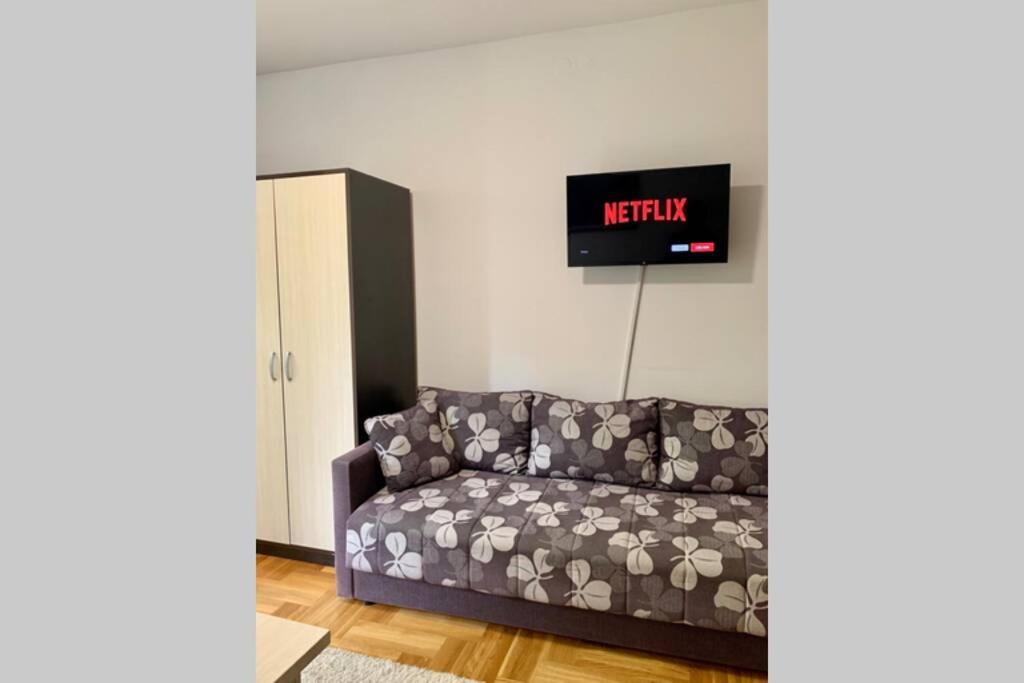Renovated Cozy Studio 7 At Top Location - Available For Long Term Rentals Újvidék Kültér fotó