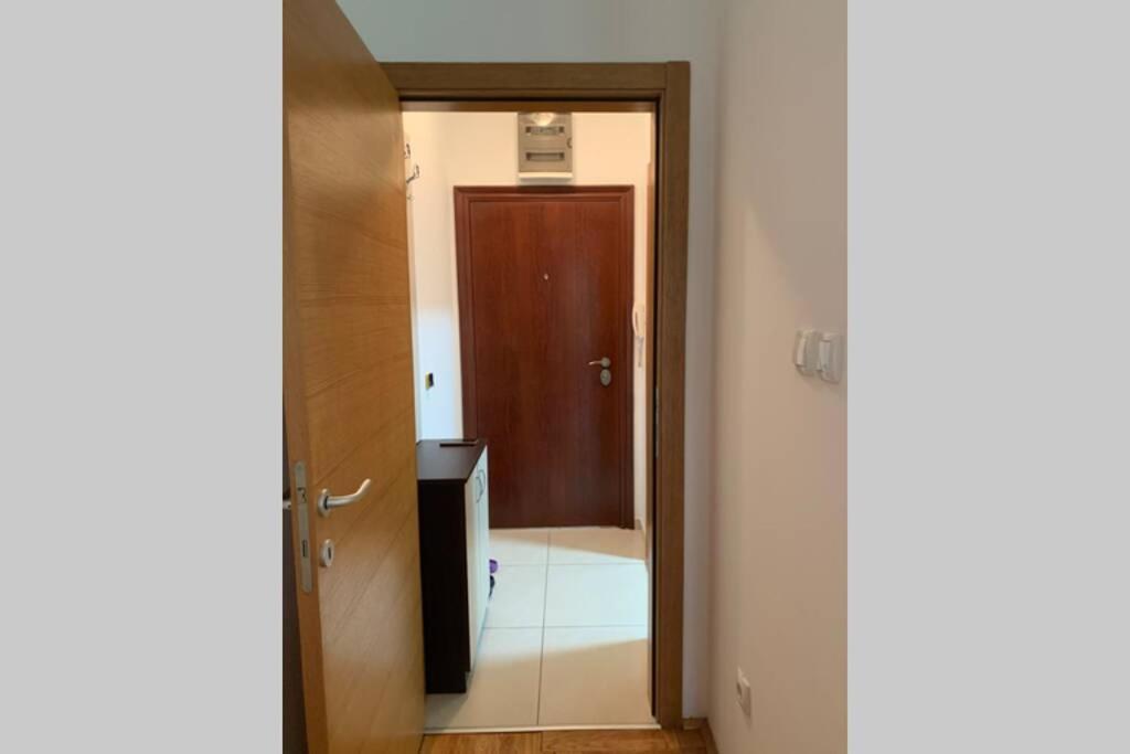 Renovated Cozy Studio 7 At Top Location - Available For Long Term Rentals Újvidék Kültér fotó